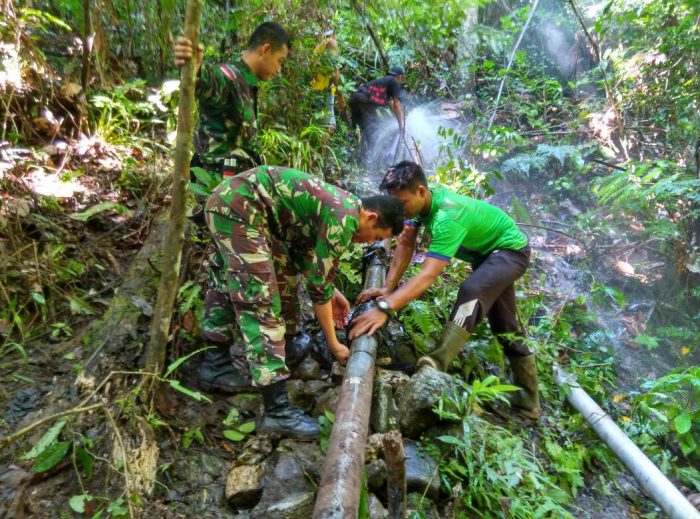 Satgas Yonif Para Raider 432 Kostrad Mengganti Pipa Saluran Air Bersih Warga Di Perbatasan Kostrad 0097