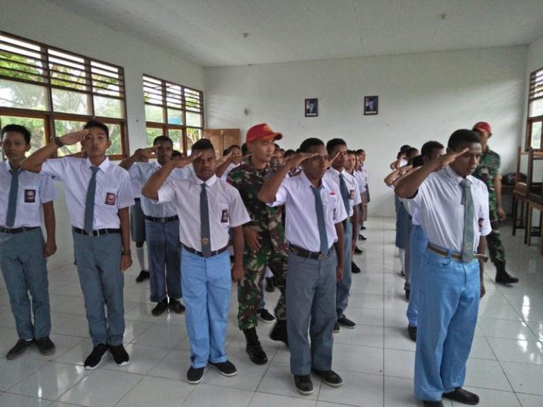 Siswa SMK 4 Jayapura Sehari Bersama Satgas Yonif Para Raider 501 Kostrad : Kostrad