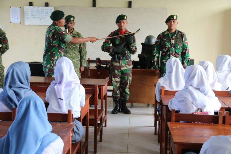 Satgas Yonif Mr 411 Kostrad Kenalkan Militer Di Sekolah Smk N 1 Elikobel Kostrad 3619