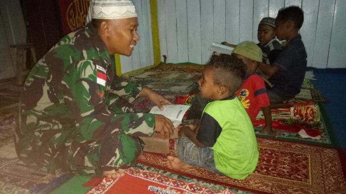 Anggota Satgas Yonif Mr 411 Kostrad Mengajar Ngaji Di Daerah Perbatasan Kostrad 8894