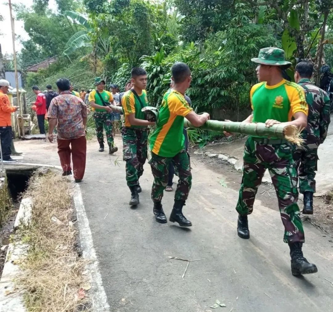 Tanggap Bencana Alam Yonif Mr 411 Kostrad Bantu Warga Bersihkan Material Tanah Longsor Kostrad 5009